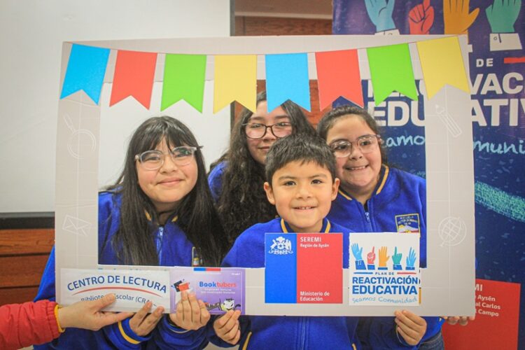 Ocho estudiantes de Aysén fueron destacados por el Mineduc en el certamen Booktubers Bibliotecas CRA 2024