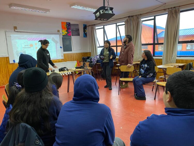 LA MUNICIPALIDAD DE GUAITECAS ESTÁ EJECUTANDO SIETE TALLERES ARTÍSTICOS PARA ESTUDIANTES Y VECINOS DE LA COMUNA