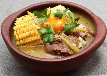 A TRAVÉS DE UN PROGRAMA GUBERNAMENTAL, LA MUNICIPALIDAD DE GUAITECAS ESTÁ ENTREGANDO ALIMENTACIÓN DIARIA A VECINAS Y VECINOS DE LA COMUNA