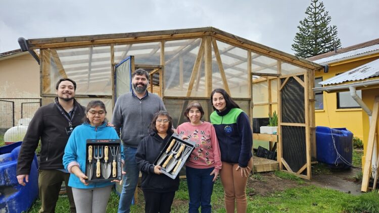 Vecinas del Hogar Protegido de Puerto Aysén comienzan trabajo terapéutico en invernadero con apoyo de Empresas Bahamonde