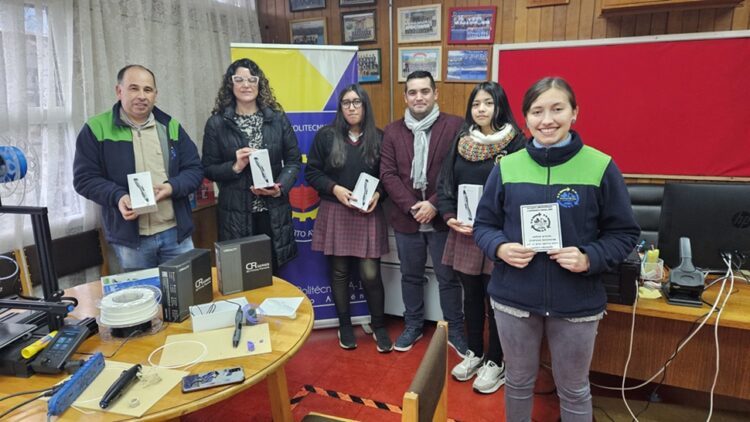 Empresas Bahamonde contribuye con profesor aysenino para dotar de lápices 3D al Liceo Politécnico