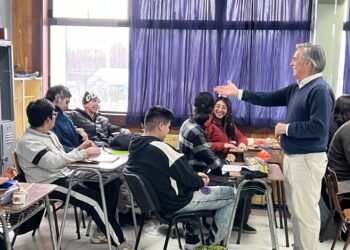 Estudiantes del Liceo Josefina Aguirre desarrollan habilidades emprendedoras en taller dictado por el Campus Patagonia de la Universidad Austral de Chile
