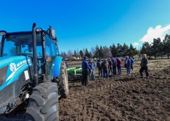 Integrantes de Asociación Gremial “El Desafío” de Villa O’Higgins recorren instalaciones de  INIA Tamel Aike