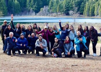 Juventudes celebran su mes con trekking a la Reserva Nacional Coyhaique