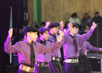 Primeras galas folclóricas de septiembre mueven a los ayseninos con ritmos patrióticos