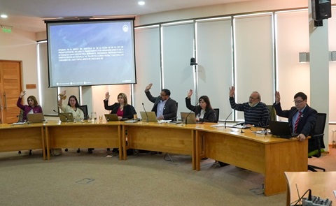 Cumpliendo normativa electoral: Andrea Macías deja el cargo de Gobernadora tras presidir última sesión del Consejo Regional