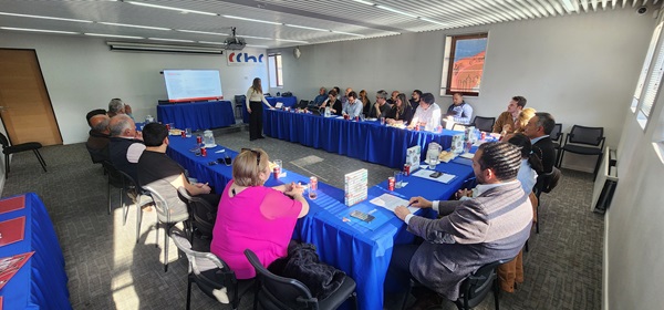 Candidatos a alcalde por Coyhaique dialogan junto a la CChC sobre los desafíos urbanos para la comuna