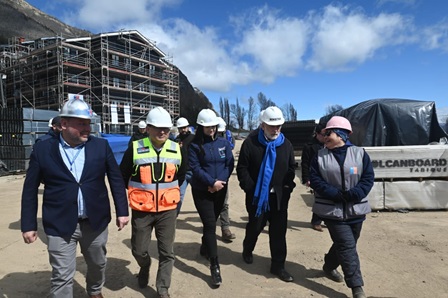 Ministro Montes visita obras del primer proyecto de integración social y territorial de la región de Aysén