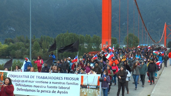 CENTENARES DE TRABAJADORES DE LA INDUSTRIA PESQUERA VUELVEN A MOVILIZARSE EN AYSÉN POR REDUCCIÓN DE CUOTA