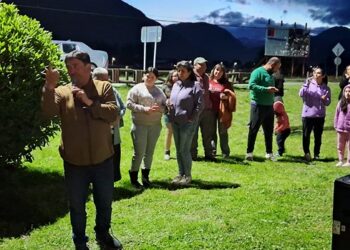 Gracias a fondo municipal y apoyo vecinal, Villa España enciende su nuevo pesebre navideño