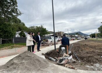 Alcalde y vecinos celebran avance del 85% en obras de Plaza en Ñirehuao