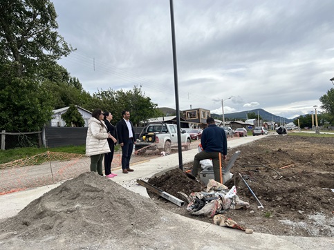 Alcalde y vecinos celebran avance del 85% en obras de Plaza en Ñirehuao