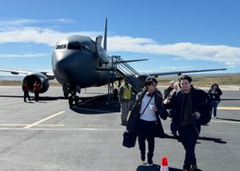 Más de cien estudiantes retornaron a Aysén en vuelos coordinados por los ministerios del Interior y Defensa