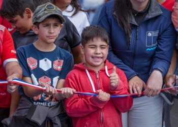 Municipio inauguró cancha Huracán: Y se anunció construcción de otras dos para el sector alto de Coyhaique