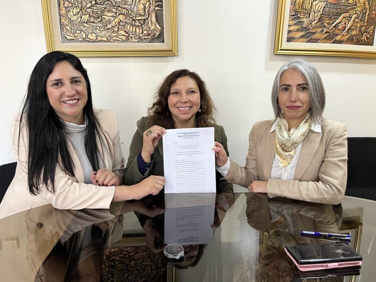 Bienes Nacionales y Serviu firman escrituras para el traspaso de terreno en Puerto Guadal