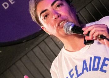 Columna:»Su Opazo: la voz del nuevo stand-up que incomoda a los poderosos y abraza a los sin voz»