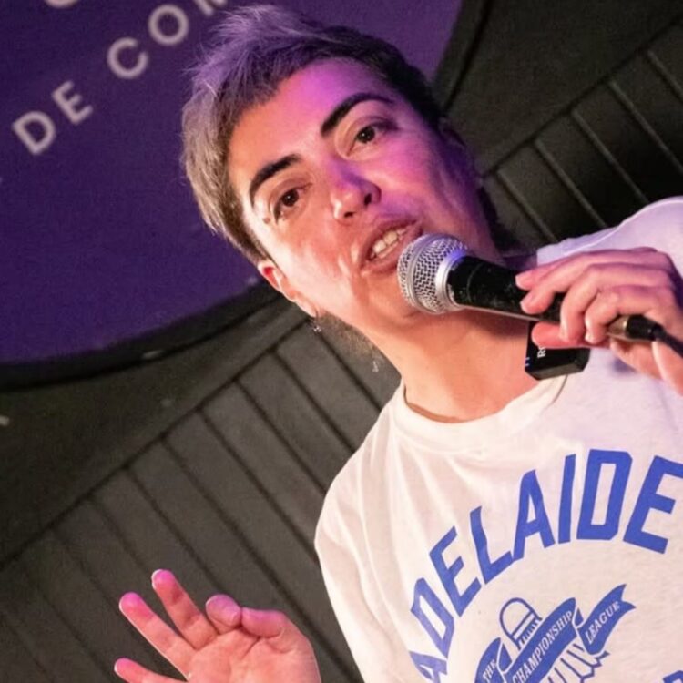 Columna:»Su Opazo: la voz del nuevo stand-up que incomoda a los poderosos y abraza a los sin voz»