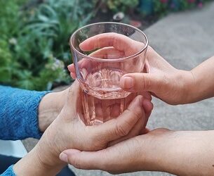 Invitan a inscribirse en curso gratuito para cuidado de personas mayores gracias a alianza FOSIS-AIEP