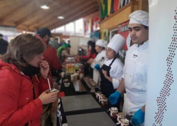 Estudiantes de INACAP Coyhaique brillan en la Feria NOLS Patagonia con su talento gastronómico
