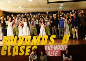 En la Escuela Baquedano de Coyhaique autoridades de gobierno inauguraron el Año Escolar 2025 en la región de Aysén