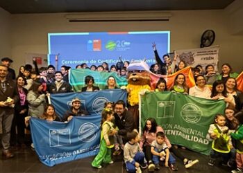 Centros educativos de la región de Aysén reciben bandera de certificación ambiental .