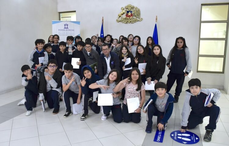 NIÑOS Y NIÑAS DEL COLEGIO ALBORADA VISITARON LA CORTE DE APELACIONES DE COYHAIQUE