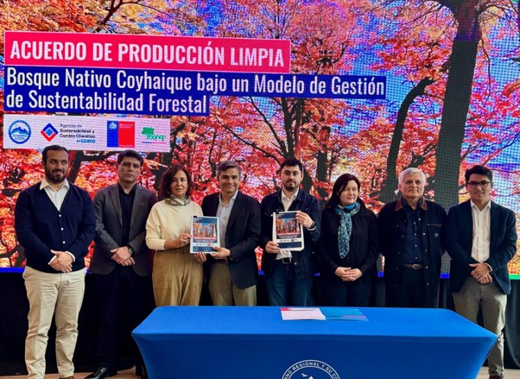 CONAF Aysén participa en la firma del Acuerdo de Producción Limpia para el manejo sustentable del bosque nativo en Coyhaique
