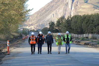 SUBSECRETARIO DE OBRAS PÚBLICAS INSPECCIONA AVANCES EN PAVIMENTACIÓN DEL CAMINO A LAGO ATRAVESADO EN COYHAIQUE