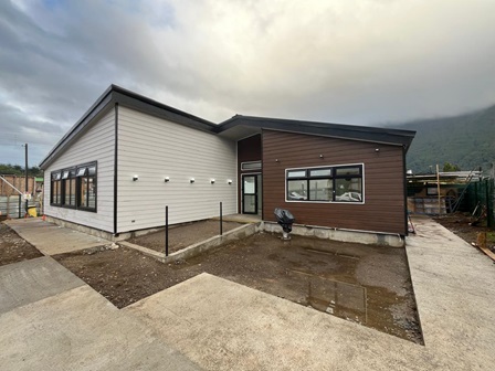 Más de un 90% de avance presenta construcción de moderno centro comunitario para vecinos/as del barrio La Balsa en Puerto Aysén