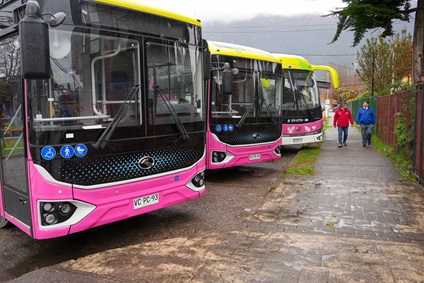 Gobernador regional y alcalde de Aysén entregan buses eléctricos para adultos mayores y estudiantes