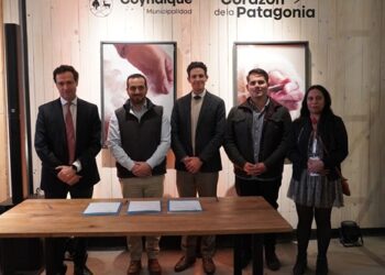 Municipalidad de Coyhaique y Universidad Finis Terrae renuevan convenio para fortalecer salud y emprendimiento local