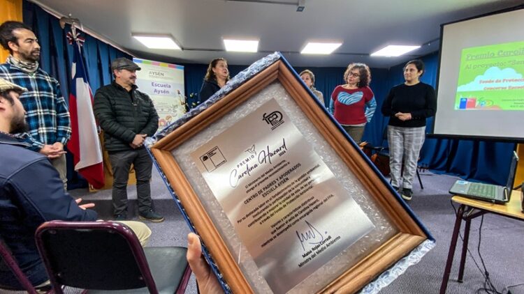 Proyecto ambiental de Escuela Aysén recibe premio Carolina Hazard