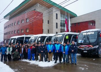 Gobierno Regional de Aysén entrega 16 buses a escuelas públicas de la región