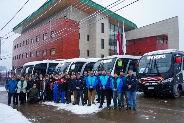 Gobierno Regional de Aysén entrega 16 buses a escuelas públicas de la región