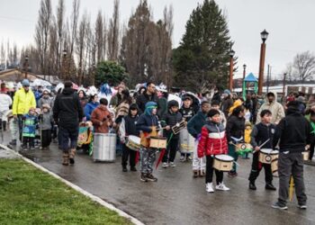 Primer Carnaval de Invierno de Puerto Guadal estrena chapuzón en el lago General Carrera