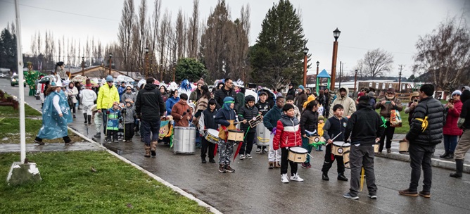Primer Carnaval de Invierno de Puerto Guadal estrena chapuzón en el lago General Carrera