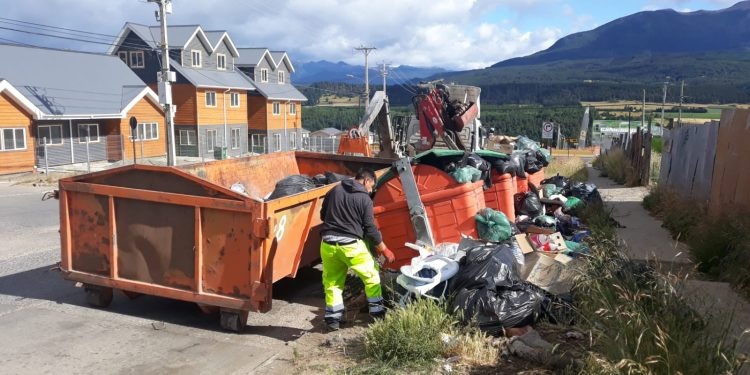 Alcalde de Coyhaique explica trato directo en recolección de basura: «Asumí el riesgo pensando en la salud de los vecinos, era eso o una crisis sanitaria»