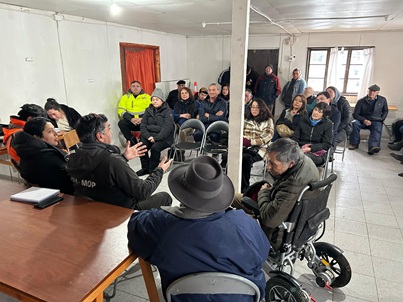 SEREMI DEL MOP SE REÚNE CON VECINOS DE LAGO ATRAVESADO PARA CONSTATAR AVANCES EN PAVIMENTACIÓN DE CAMINO
