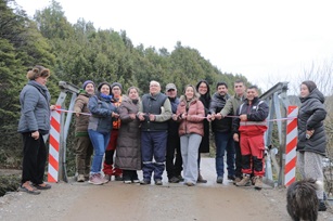 COMUNIDAD DE LAGO VERDE MEJORA SU CONECTIVIDAD CON INSTALACIÓN DE NUEVO PUENTE MECANO