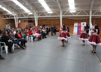 43 familias de Puyuhuapi celebran entrega de terreno para iniciar la esperada construcción de sus casas