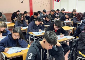 Masiva asistencia de estudiantes a ensayo PAES de pruebas electivas organizado por la Universidad Austral de Chile en Coyhaique