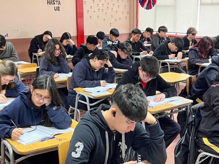 Masiva asistencia de estudiantes a ensayo PAES de pruebas electivas organizado por la Universidad Austral de Chile en Coyhaique
