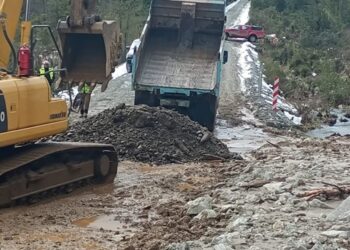 CON MAQUINARIAS INSTALADAS EN FRENTES NORTE Y SUR VIALIDAD COMBATE RODADO PARA REANUDAR CONECTIVIDAD EN RUTA 7 SUR, SECTOR PUENTE TRAIHUANCA
