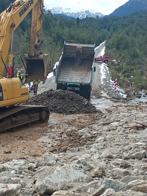 CON MAQUINARIAS INSTALADAS EN FRENTES NORTE Y SUR VIALIDAD COMBATE RODADO PARA REANUDAR CONECTIVIDAD EN RUTA 7 SUR, SECTOR PUENTE TRAIHUANCA