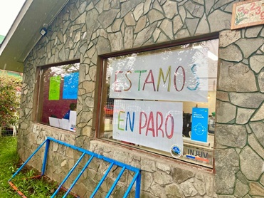 Funcionarias y funcionarios de INJUV se movilizan de manera indefinida en defensa de las juventudes y en rechazo al recorte presupuestario 2026