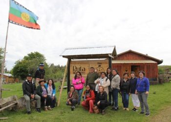 Emprendedoras de Cerro Castillo participan de intercambio cultural Lago Budi 