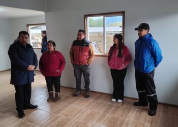 En emotivo encuentro adulta mayor de Puerto Chacabuco recibió este viernes las esperadas Llaves de su Casa propia
