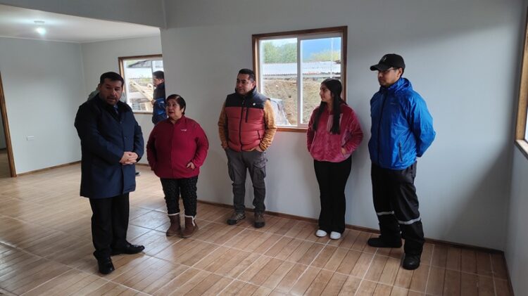 En emotivo encuentro adulta mayor de Puerto Chacabuco recibió este viernes las esperadas Llaves de su Casa propia