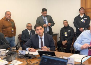 Calisto pide aclarar causas de reiteradas cancelaciones de vuelos en Balmaceda