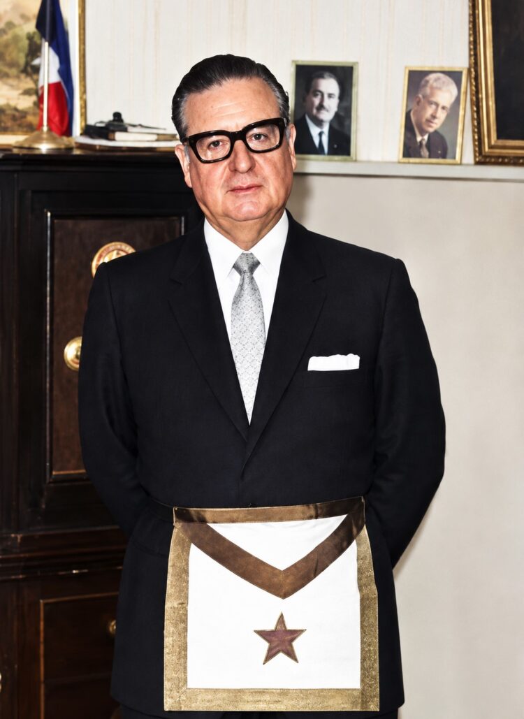 Allende: el masón, el constructor y la obra inconclusa a 53 años: una voz que todavía recorre las grandes alamedas